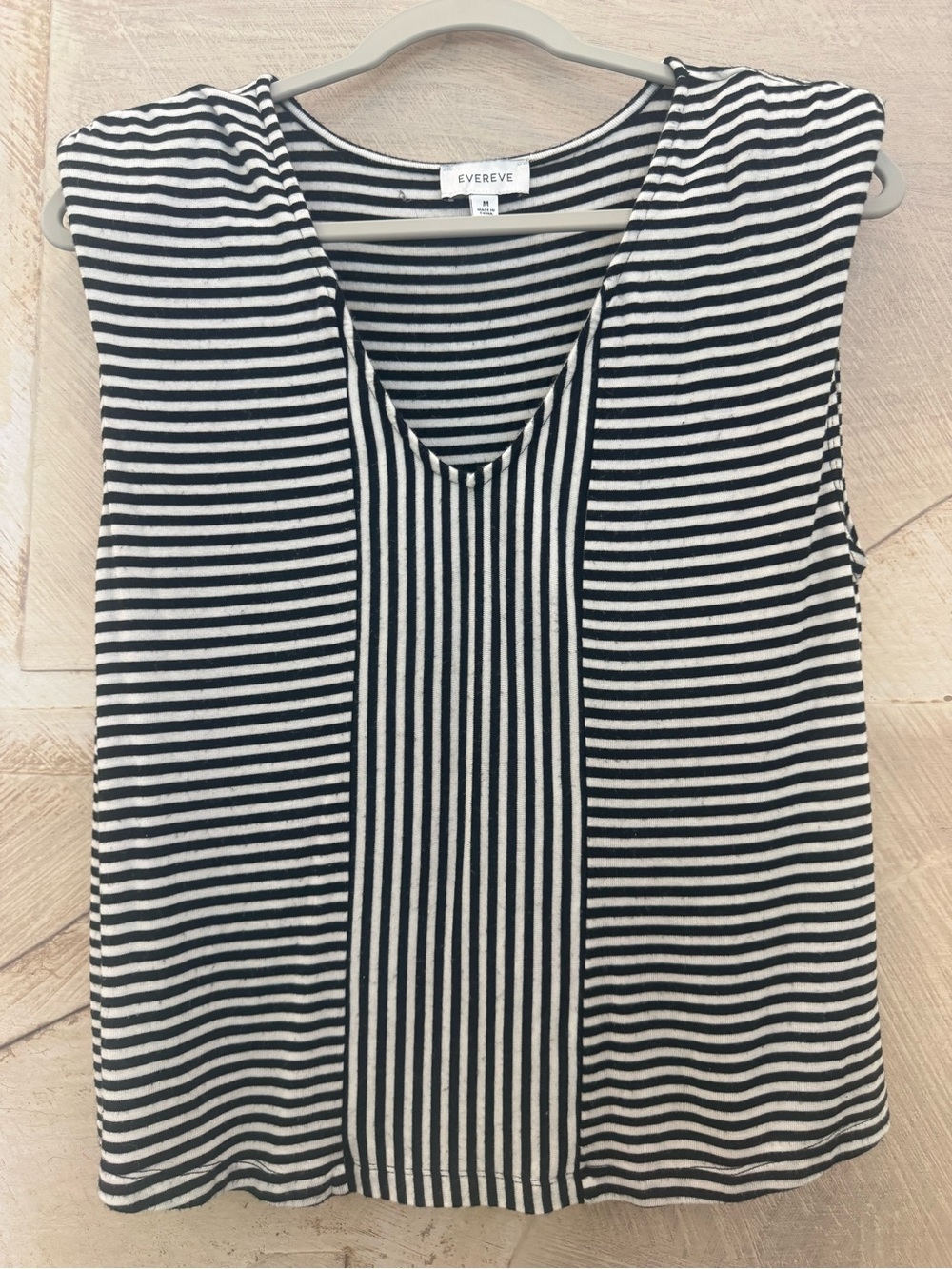 Evereve Black & White Striped Sleeveless V-Neck Top Size M